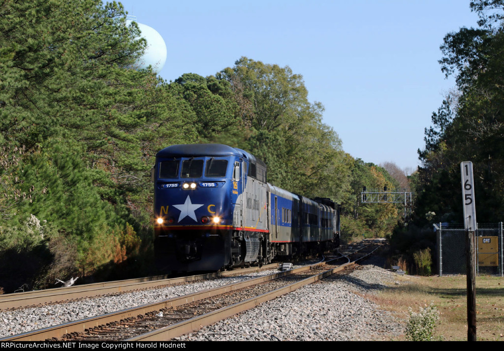 RNCX 1755 leads train P075-17 southbound